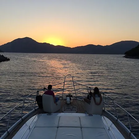 Lagoon-boat Botel