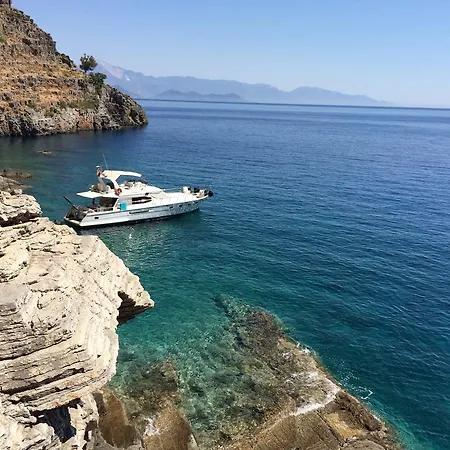 Botel Lagoon-boat