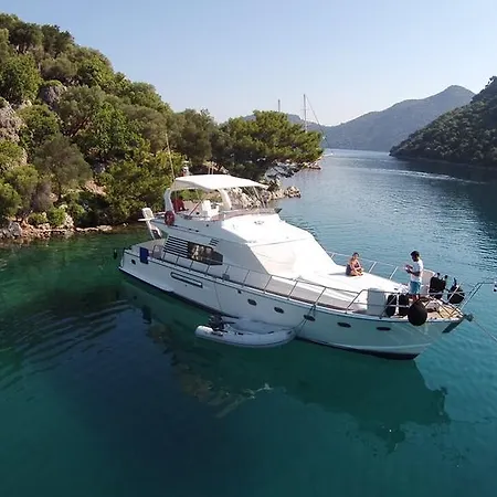 Lagoon-boat Botel