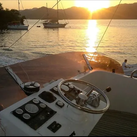 Lagoon-boat Botel